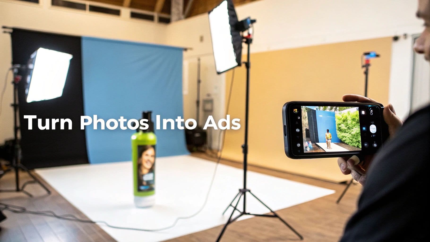 Persona subjectant un smartphone que mostra un anunci generat, supervisant una sessió de fotos de producte en un estudi.