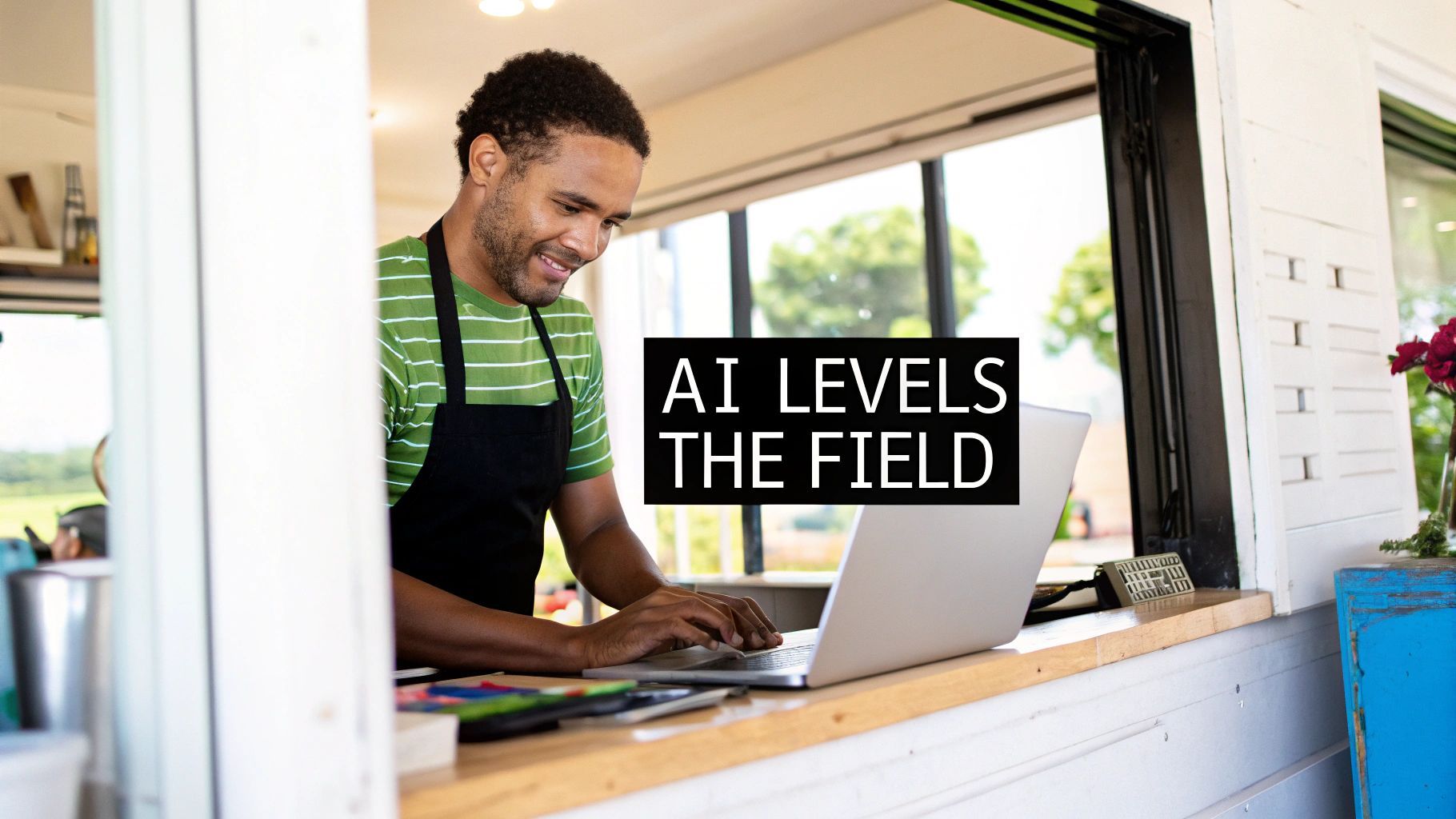 En glad småföretagare i förkläde använder en laptop, med texten „AI UTJÄMNAR SPELFÄLTET“.