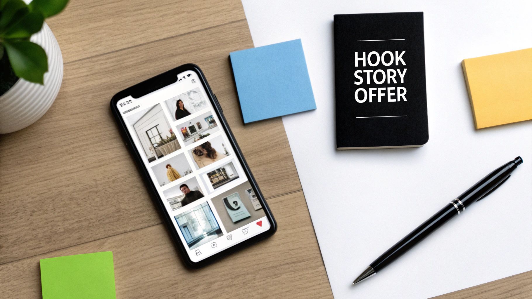 บุคคลกำลังวางแผนวิดีโอบนไวท์บอร์ด