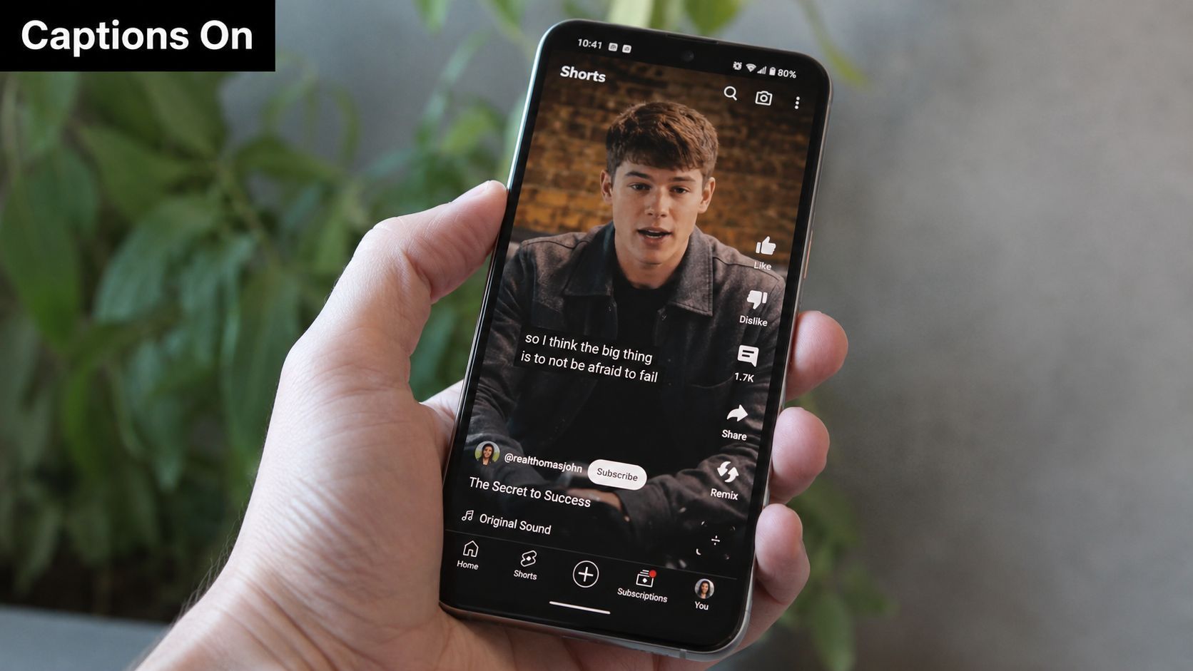 Una persona sujetando un smartphone que muestra un vídeo de YouTube Short sobre el secreto del éxito.