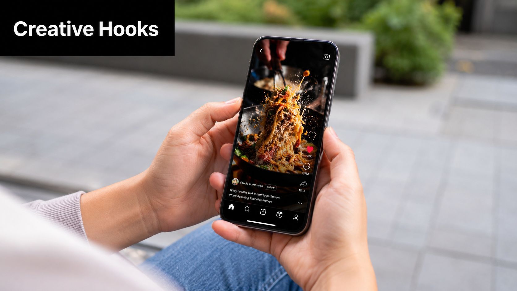 Una vista de prop de mans subjectant un smartphone que mostra un vídeo viral de menjar a xarxes socials.