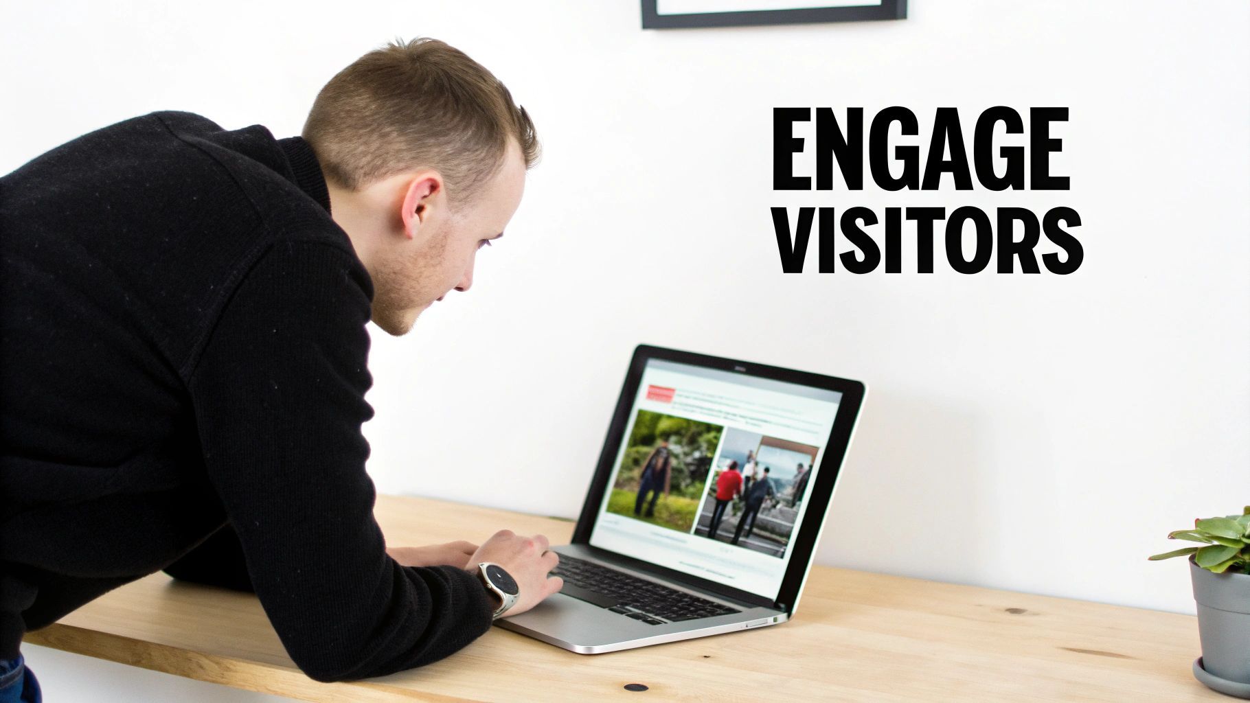 خطط المخطط لمشروع إنتاج فيديو موضوعة على مكتب.