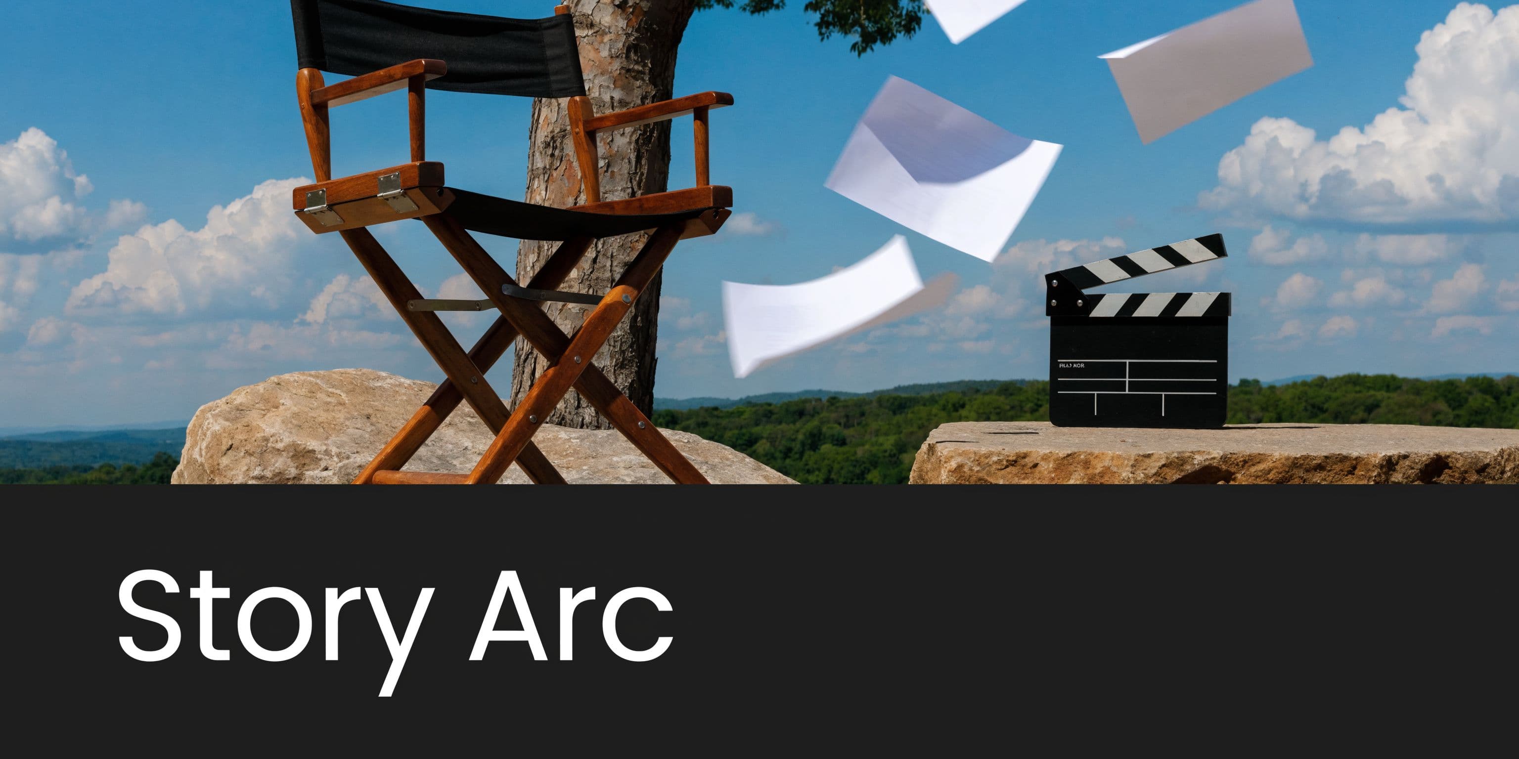 Kerusi pengarah kayu dan clapperboard pada batu dengan halaman kertas terbang di bawah langit biru.