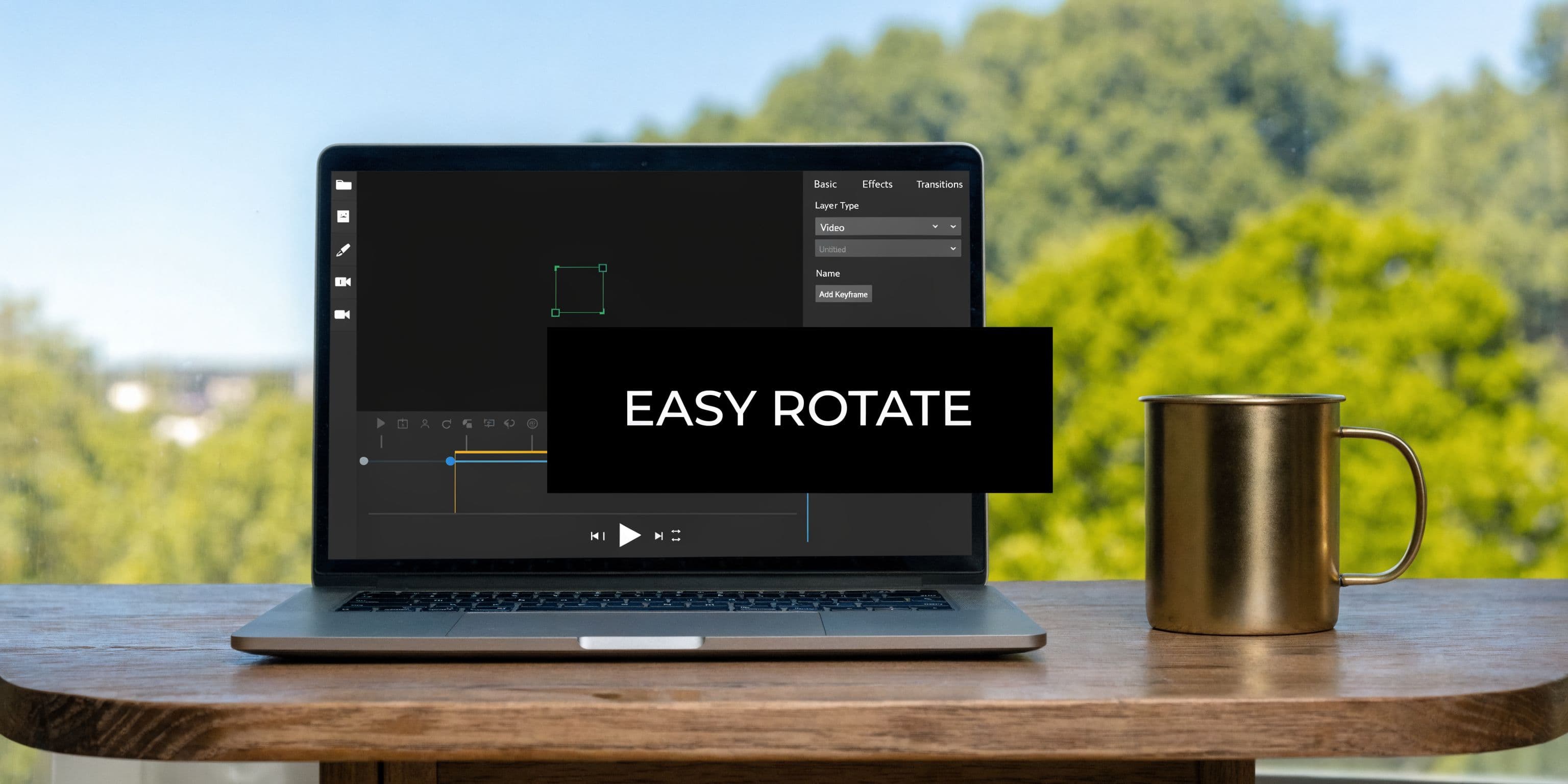 Notebook na stole zobrazující videoeditační software s překryvným textem říkajícím Easy Rotate